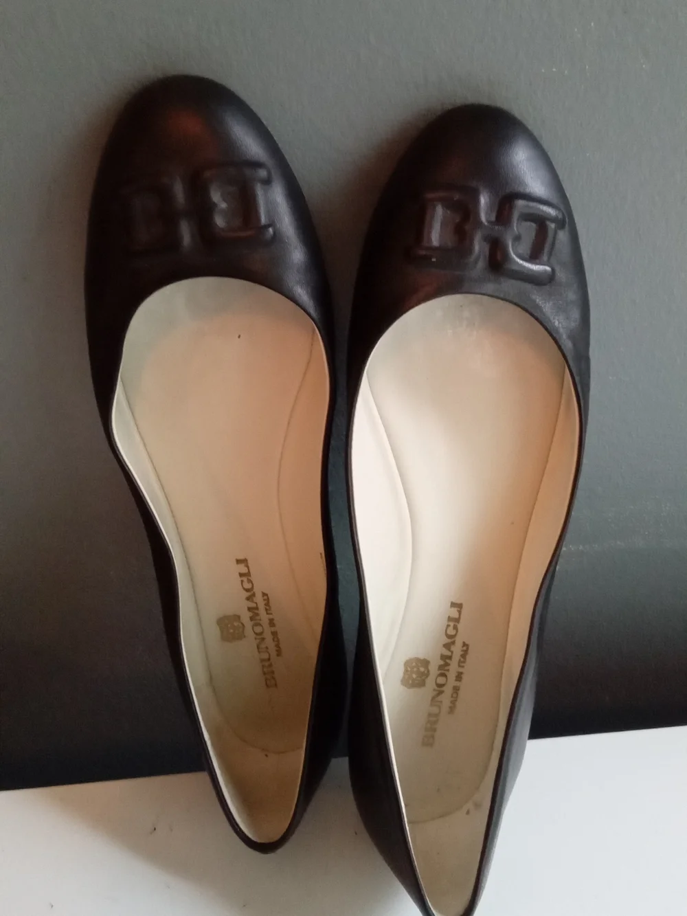 Bruno Magli Black Leather Ballet‎ Flats Embossed Logo Made in Italy Womens 7.5